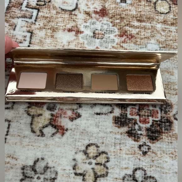 Iconic London Soft and Smokey Eyeshadow Palette - Picture 5 of 6